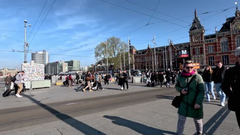 Menschen,-Die-Vor-Dem-Amsterdamer-Hauptbahnhof-Pendeln