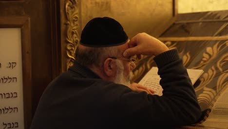 Anciano-Judío-Religioso-Oración-Judía,-Estudio,-Asamblea-Y-Lectura-De-La-Torá-En-La-Sinagoga