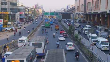 Desorden-De-Tráfico-En-Hora-Punta-En-Hosur-Road,-Cerca-De-La-Autopista-Silk-Board-Junction,-Bengaluru,-Karnataka,-India