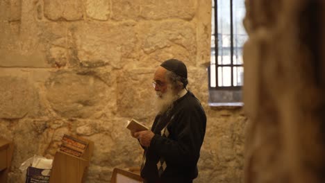 Religiöser-Jüdischer-Mann,-Der-In-Einer-Synagoge-Mit-Tefillin,-Gebetsriemen-Und-Einem-Gebetsschal-Betet