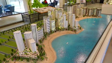 Modelo-De-Sala-De-Exposición-En-Miniatura-De-Las-Propiedades-De-Emaar-Karachi-Crescent-Bay