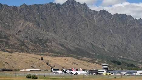 Schroffe-Berge,-Die-über-Dem-Flughafen-Queenstown,-Neuseeland,-Aufragen