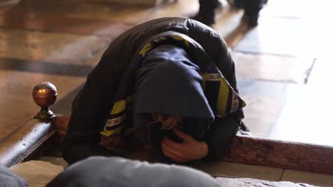 Los-Peregrinos-Rezan-Ante-La-Piedra-De-La-Unción-En-La-Iglesia-Del-Santo-Sepulcro-En-Jerusalén-En-Israel-19