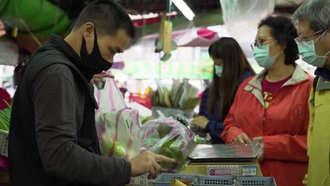 Aufnahme-Einer-Transaktionsszene-Auf-Einem-Belebten-Traditionellen-Markt-In-Taipeh,-Taiwan