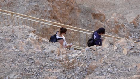 Turistas-Caminando-Por-La-Escalera-Para-Caminar-Por-El-Sendero-De-Las-Serpientes-En-Masada,-Israel
