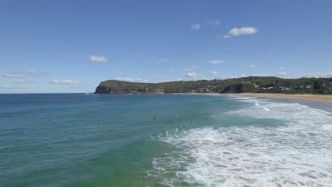 Touristen-Schwimmen-Im-Ruhigen-Blauen-Meer-Mit-Weißen-Wellen-Am-Copacabana-Strand-In-New-South-Wales,-Australien