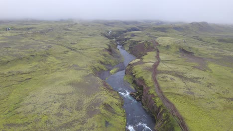 Antena-Alta-Sobre-El-Terreno-Del-Famoso-Monumento-Natural-Y-Atracción-Turística-De-Las-Cataratas-Skogafoss-Y-El-Sendero-Fimmvorduhals-En-Islandia