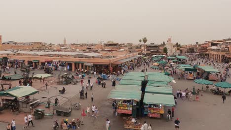 Alltag-Auf-Dem-Marktplatz-Djemaa-El-Fna