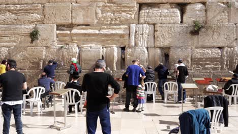 Vista-De-Un-Grupo-De-Personas-Orando-Frente-Al-Muro-Occidental-En-La-Ciudad-Vieja-De-Jerusalén-Por-La-Mañana