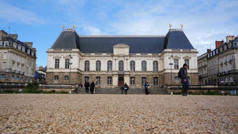 Besucher-Vor-Dem-Gebäude-Des-Parlaments-Der-Bretagne-In-Rennes,-Frankreich