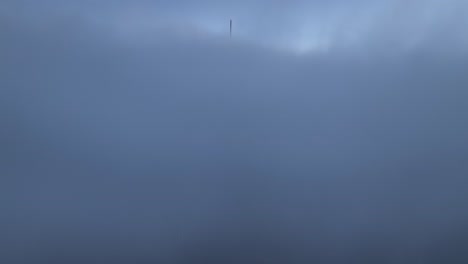 Luftaufnahme-über-Einer-Wolkigen,-Nebligen-Stadt-In-Brisbane,-Wobei-Nur-Die-Spitzen-Der-Wolkenkratzer-Sichtbar-Sind