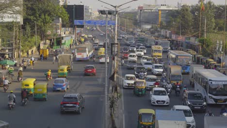 Congestión-Del-Tráfico-Durante-Las-Horas-Pico,-Atascos-En-El-Cruce-De-Silk-Board,-Hacia-Hosur-Road,-Electronic-City,-Bengaluru,-India