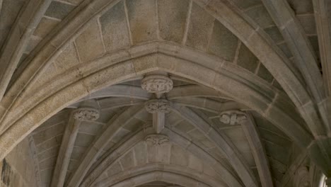 Schönes-Architektonisches-Dach-Im-Gotischen-Stil-Im-Kloster-Von-Ourense,-Spanien
