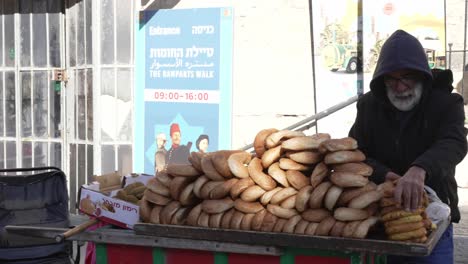 Viejo-Vendedor-De-Pan-En-La-Calle-Vía-Dolorosa-De-La-Ciudad-Vieja-De-Jerusalén