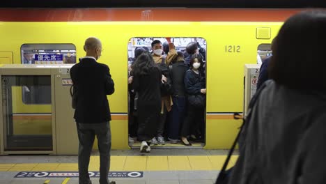 El-Abarrotado-Tren-Del-Metro-De-Tokio-Lucha-Por-Cerrar-El-Paso-A-Los-Viajeros