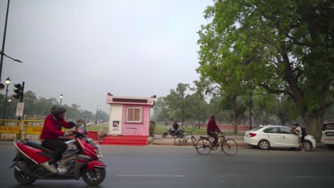 Side-view-from-a-car-riding-through-the-lanes-of-India-Gate,-New-Delhi,-India