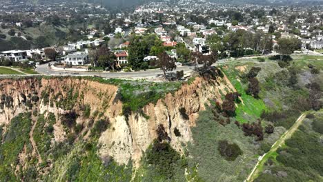 Luftaufnahme-über-Den-Pazifischen-Palisadenklippen-Mit-Häusern-Im-Hintergrund