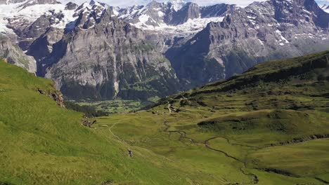 Espectacular-Vista-Aérea-De-Las-Montañas-Nevadas-De-Los-Alpes-Suizos-Schreckhorn-Y-Finsteraarhorn-Y-Prados-Verdes-De-Grindelwald-primero,-Alpes-Berneses,-Suiza,-Europa