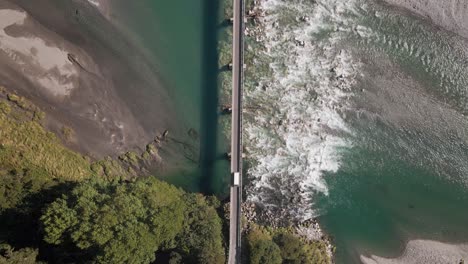 Autos-Fahren-über-Eine-Einspurige-Brücke-An-Der-Küste-Neuseelands