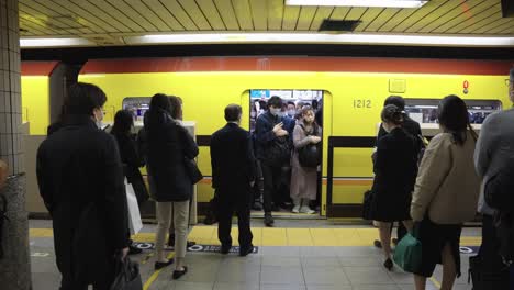 Der-Geschäftige-U-Bahn-Zug-Von-Tokio-Kommt-Zur-Hauptverkehrszeit-Am-Bahnhof-An