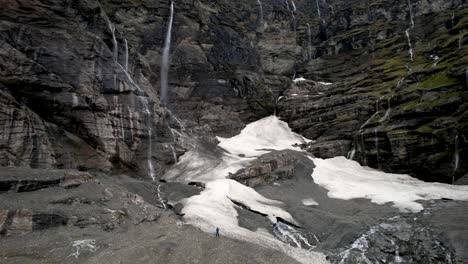 Mann-Beobachtet-Hundert-Wasserfälle-An-Einem-Atemberaubenden-Natürlichen-Ort,-Earnslaw-Burn,-Neuseeländisches-Luftpanorama