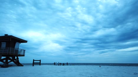 Lapso-De-Tiempo-De-La-Playa-De-Florida-Con-Espectaculares-Nubes-Mammatus,-Altocúmulos,-Cirros,-Cumulonimbus,-Nubes-Que-Tienen-Formas-Similares-A-Bolsas-Que-Cuelgan-Del-Fondo-Debido-Al-Aire-Frío-Que-Se-Hunde-En-La-Tierra