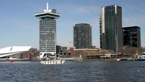 Vistas-De-Amsterdam-Con-La-Torre-De-Amsterdam-Al-Fondo.