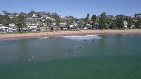 Menschen-Schwimmen-Und-Genießen-Den-Sommerurlaub-Am-Avoca-Beach-An-Der-Zentralen-Küste-Von-New-South-Wales,-Australien