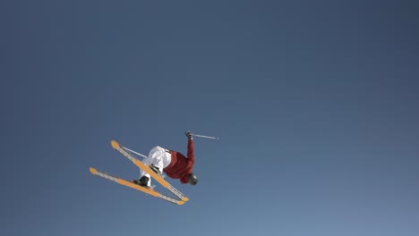 Zeitlupe-Eines-Freestyle-Skifahrers,-Der-Von-Der-Rampe-Aus-Flips-In-Der-Luft-Macht,-Dynamische-Kamerafahrt