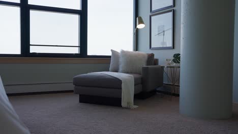 Urbanes-Loft-Schlafzimmer-Mit-Ruhigem-Grauem-Loungesessel:-Gemütliches,-Modernes-Und-Stilvolles-Stadtleben-Mit-Friedlicher-Atmosphäre