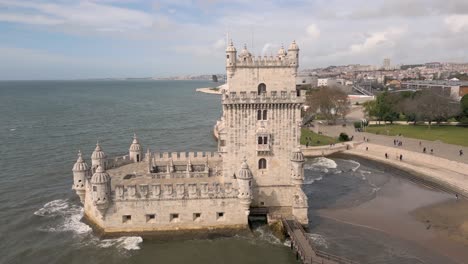 Fassadenansicht-Des-Belem-Turms-Im-Gotischen-Stil-Auf-Der-Kleinen-Insel-Nahe-Der-Küste-Von-Lissabon-In-Portugal