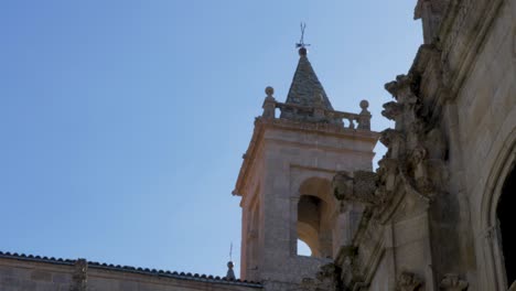 Pan-up-Enthüllung-Des-Glockenturms-Im-Klosterhof,-Ourense,-Spanien