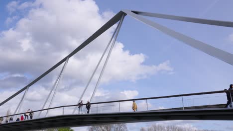 Passanten-Auf-Der-Fußgängerbrücke-La-Belle-Liègeoise