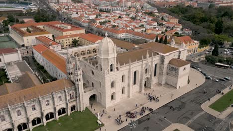 Vista-Panorámica-De-La-Gente-En-La-Parte-Delantera-Del-Monasterio-De-Los-Jeronimos-En-Belem-Durante-El-Día-En-Lisboa,-Portugal