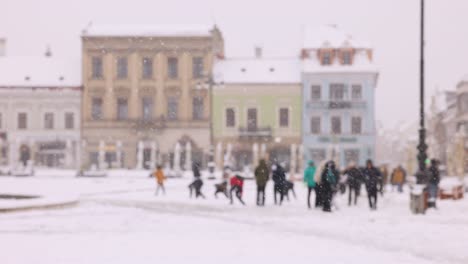 Gruppe-Von-Menschen-Im-Freien-Inmitten-Von-Schneefall-Im-Winter-In-Brasov,-Rumänien