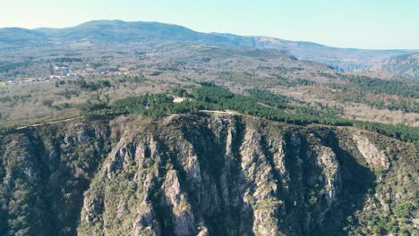 Sil-river-canyon-aerial-dolly-of-cliffside,-ourense,-galicia,-spain