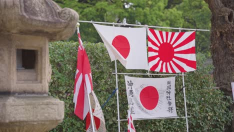 Banderas-Imperiales-Japonesas-En-El-Monumento-A-Los-Caídos-En-El-Santuario-Yasukuni