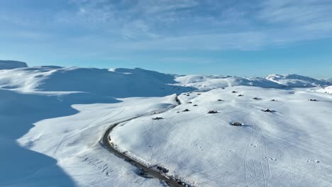 Freizeithäuser-Im-Winterwunderland-Berghochland-Entlang-Der-Vikafjell-Gebirgsüberquerung-Im-Westen-Norwegens