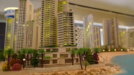 Vista-De-ángulo-Bajo-Del-Modelo-De-Sala-De-Exposición-En-Miniatura-De-Las-Propiedades-De-Emaar-Karachi-Crescent-Bay