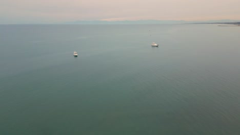 Navegando-En-El-Mar-Sereno-Cerca-De-La-Ciudad-Turística-Lateral,-Turquía
