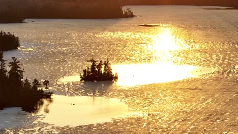 Goldene-Stunde-Sonnenlicht-Scheint-über-Dem-Schmelzenden-Eis-Des-Hebronsees