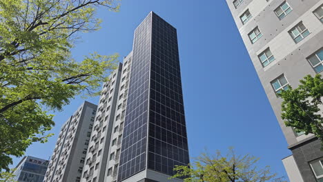 Hoch-Aufragender,-Mit-Solarenergie-Verkleideter-Wolkenkratzer-Vor-Blauem-Himmel-In-Der-Skyline-Von-Seoul-In-Südkorea
