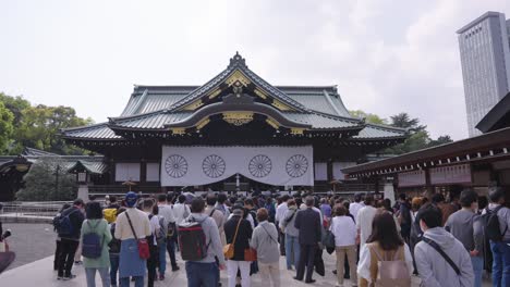 Hall-of-Yasukuni-Shrine,-Crowd-of-Japanese-People-Gathering