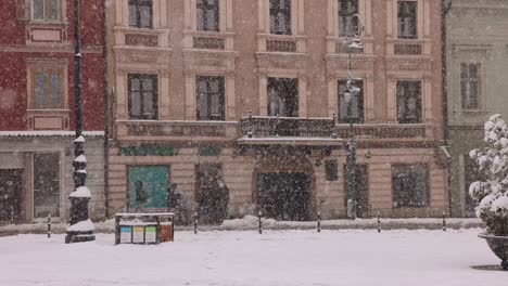 Schneefall-Vor-Einem-Gebäude-In-Der-Stadt-Brasov-In-Rumänien