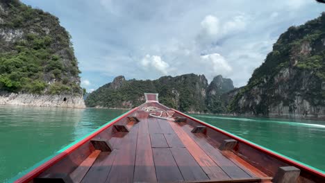 Passagier-Pov-Von-Einem-Hölzernen-Langboot,-Das-Im-See-Im-Nationalpark-Khao-Sok,-Thailand,-Fährt