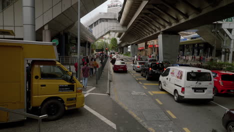 Lebhaftes-Treiben,-Hupende-Autos-Und-Fußgänger-In-Kuala-Lumpur