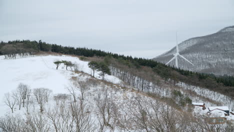 Turbina-Eólica-Detrás-De-La-Montaña-Vista-Desde-La-Granja-De-Ovejas-Daegwallyeong-En-El-Condado-De-Pyeongchang,-Corea-Del-Sur