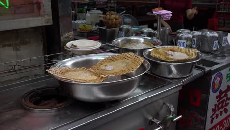 Nahrhaftes-Vogelnestsuppen-Dessert-In-Yaowarat-Chinatown,-Bangkok,-Thailand
