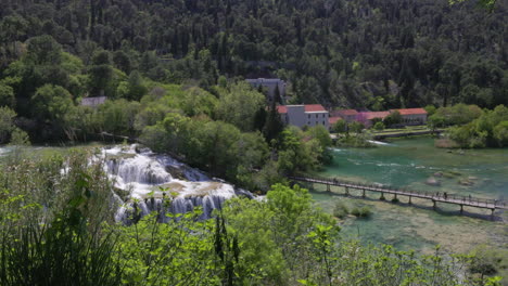 Menschen,-Die-über-Eine-Brücke-An-Den-Plitvicer-Wasserfällen-Im-Nationalpark-Plitvicer-Seen-In-Kroatien-Gehen
