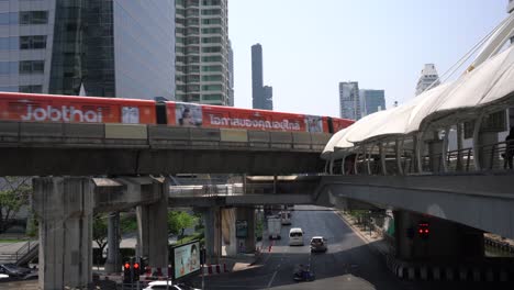 BTS-Sky-Train-Nähert-Sich-Dem-Bahnhof-Chong-Nonsi-In-Sathorn,-Bangkok,-Thailand